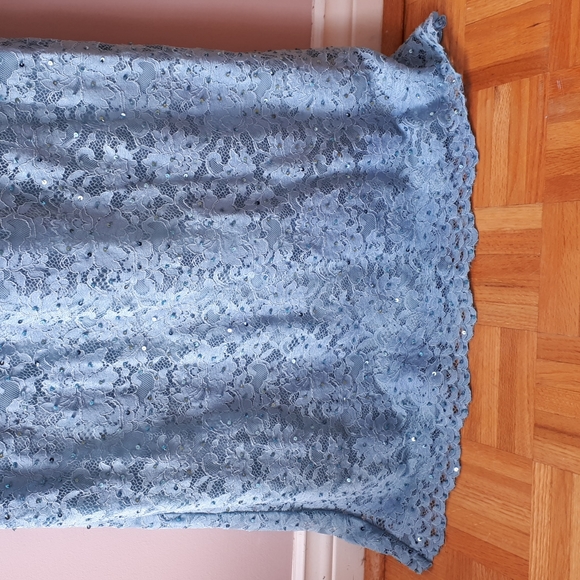 Narces lace gown - Picture 6 of 7